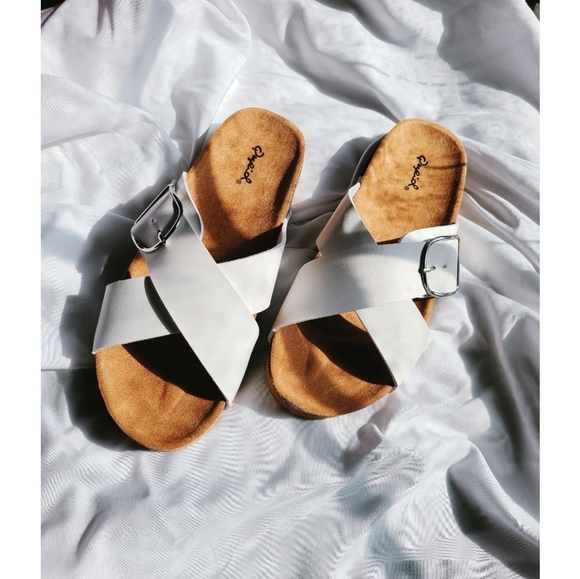 🚨ONLY A FEW PAIRS LEFT// White vegan leather slide - Picture 2 of 3